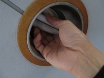 手でひねると電球が外れる構造