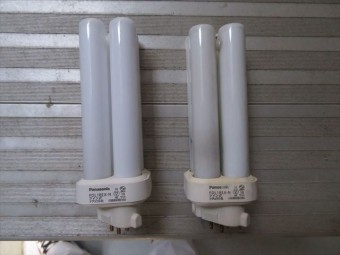 新品と切れた電球を比較すると管球内部の黒ずみが現れています