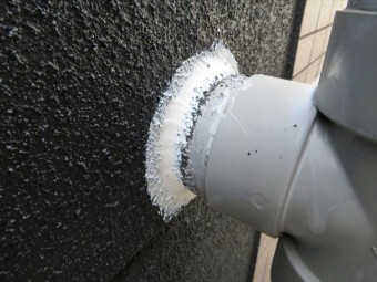外壁から出て来る埋設配管の水平精度が分岐配管チーズの垂直精度を左右する