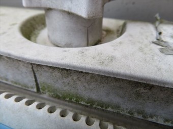 洗濯機の給水ホースジョイント部に生じたひび割れから水が噴き出して困っていた女性からのSOSを屋根工事と外壁工事の期間中に対応した街の屋根やさん宝塚店