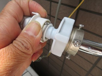 ロックレバーを指で下げるとワンタッチで外れます。街の屋根やさん宝塚店