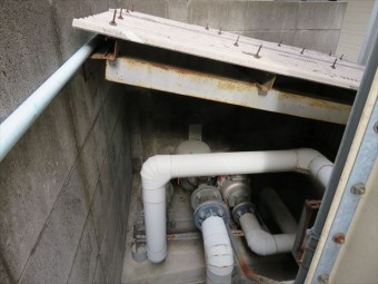 マンションの給水ポンプは大波スレート屋根が葺かれている