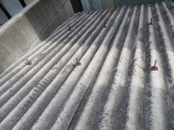 給水ポンプは電気設備なのでスレート屋根でポンプと制御盤が守られている