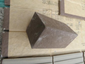 外壁タイルの上端部で角部はボックスと言う役物タイルで仕上げられる。