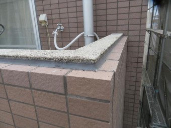 外壁タイルの上端部をボックスタイルで仕上げられた天端は水平で雨水を蓄えやすい構造にあるので遮水対策を施します。