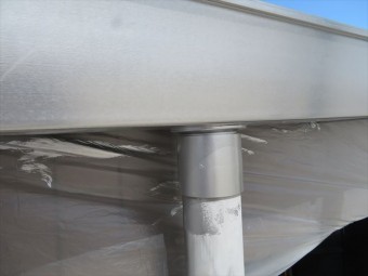 軒樋と竪樋の接続箇所に集水器が使われていないNational製のアイアンシリーズ