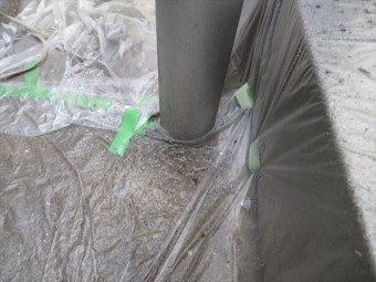 竪樋は地表で埋設管と接続されて雨水の集水桝へ流れて行きます