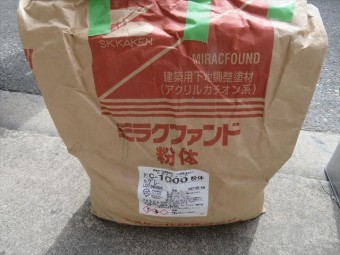 ミラクファンドはアクリルカチオン系モルタルで、混和液を配合してモルタルやコンクリート土間の下地調整に使用する