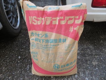 日本化成のNSカチオンワンはカチオン系一材型下地調整塗材で、パラペットや土間コンクリート、シンダーコンクリートの下地補正に適している