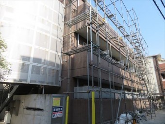 屋根工事をするマンションに足場を架設