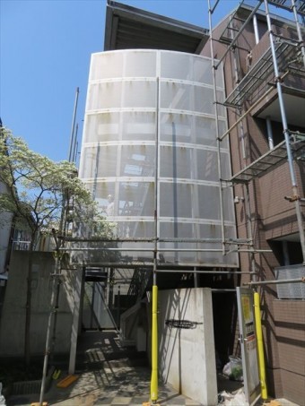 足場の割付けが難しいマンションの正面