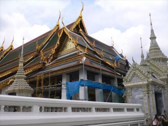 タイの首都バンコクにあるワットポーは天然スレート屋根材で葺かれた美しい寺院