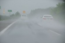 ゲリラ豪雨や夕立は時に降雹を伴ってやってきて屋根に甚大な被害をもたらす