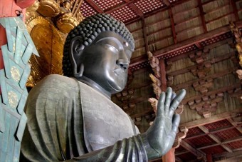 めっきの技術は大陸からの仏教の伝来に伴って伝えられ、東大寺の大仏様の金化粧が日本でのめっきの始まりとされている