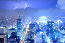 急激な気象変化は落雷を伴って激しく雨が降り、家屋や屋根に被害が出る場合もある