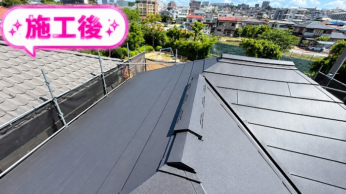 宝塚市でスーパーガルテクトを用いた屋根カバー工事を行った後の様子