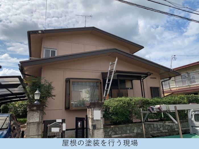 三木市でスレート屋根に苔が発生しているお家の様子