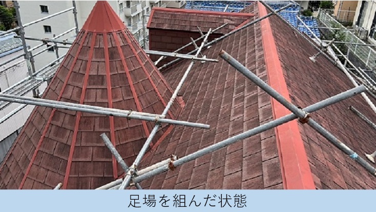 屋根カバー工法を行う現場の様子