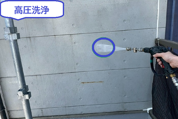 芦屋市で外壁塗り替えを行う現場で高圧洗浄