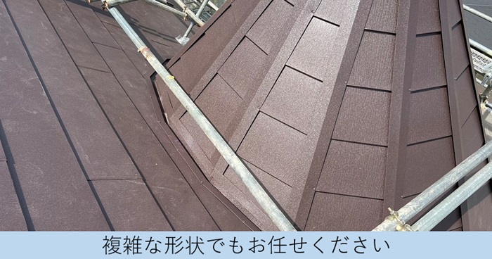 スレート屋根カバー工法で仕上げ作業
