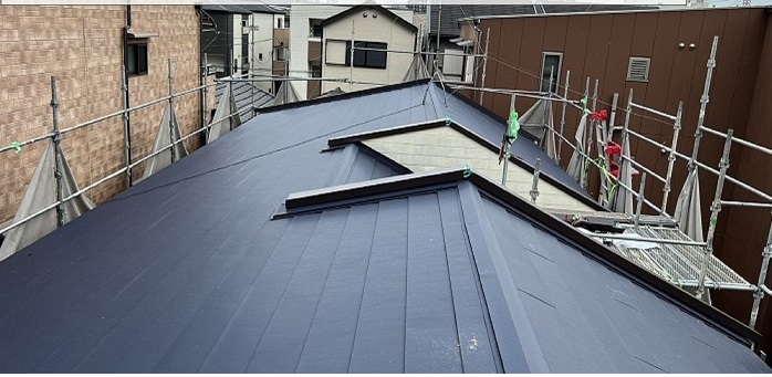 スレート屋根へのカバー工法完了