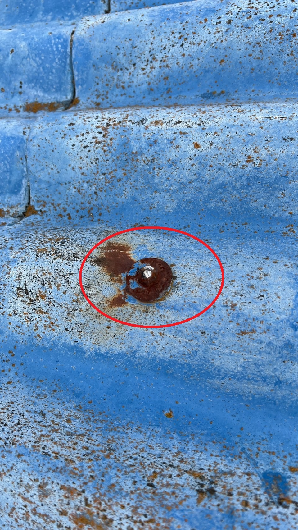 フックボルトの先端をカットした様子