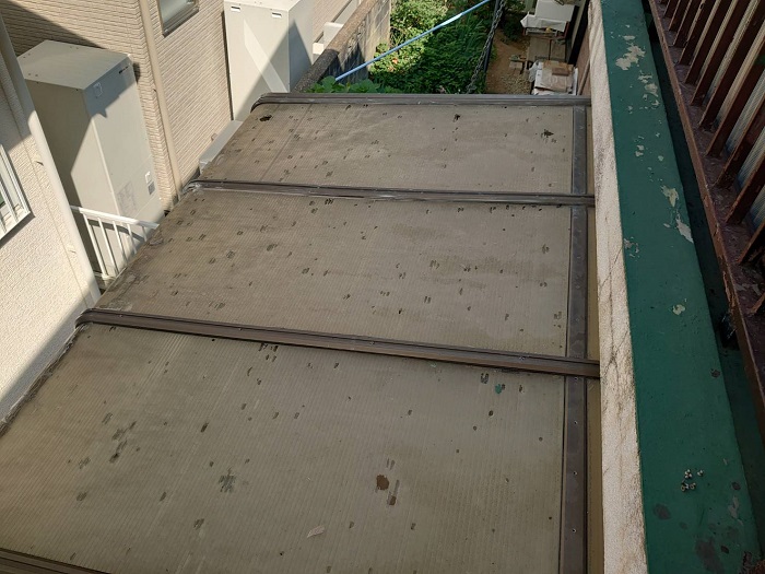 宝塚市　代用品を用いて安価で安心のサンルームのR型屋根交換を行う前の様子