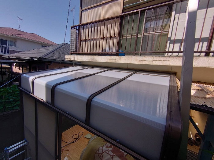 宝塚市　代用品を用いて安価で安心のサンルームのR型屋根交換を行った後の様子