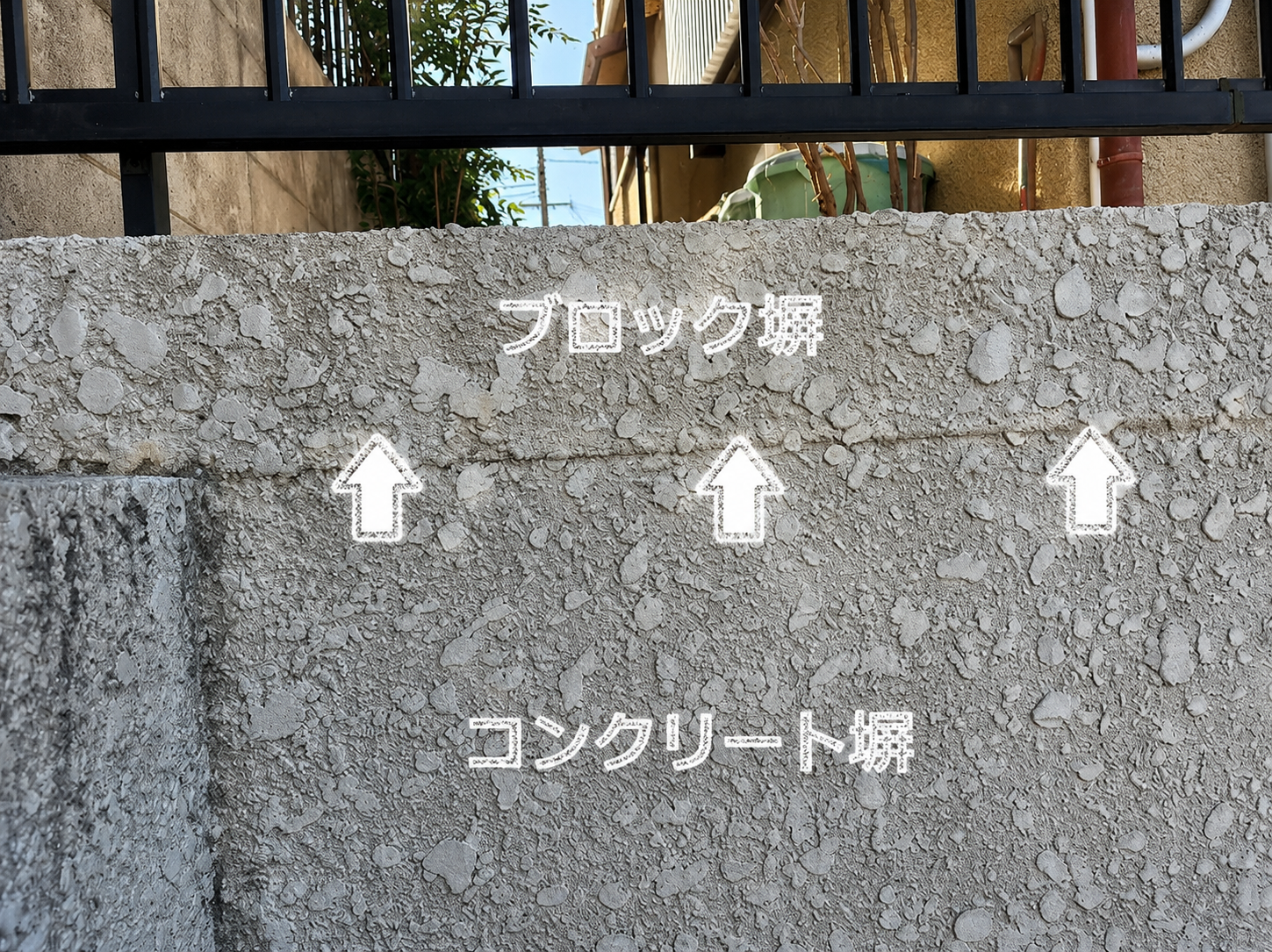 無料見積もりを行っている擁壁ではブロックとコンクリートの間にひび割れが発生している様子