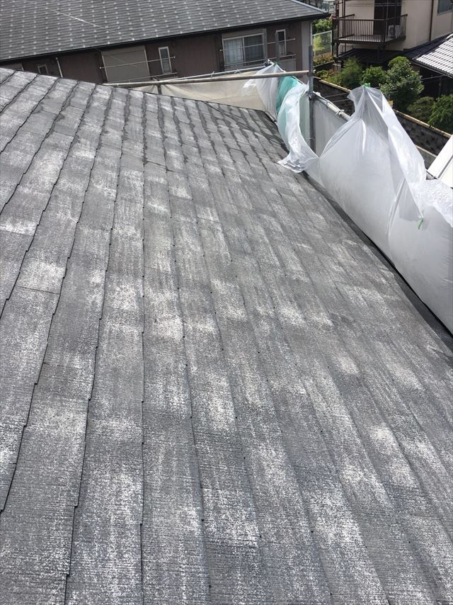 高圧洗浄後の屋根の表面は保湿性を失った乾燥肌のような状態です