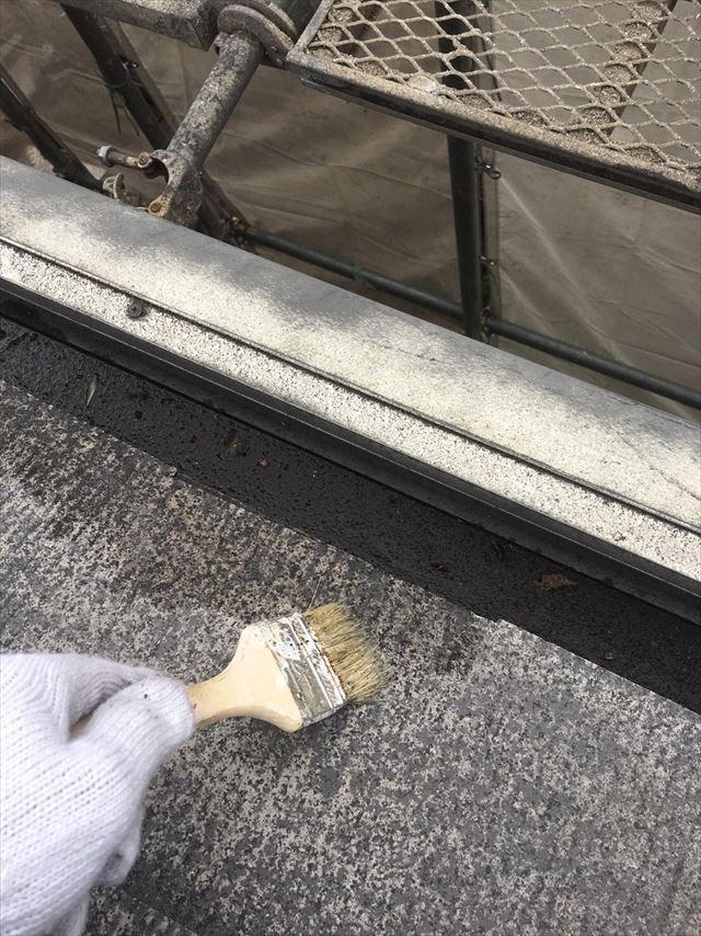 高圧洗浄後の屋根にカチオン系シーラーを塗布していく