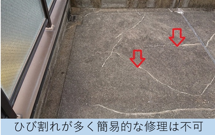 共用廊下リフォームでケレン作業している様子