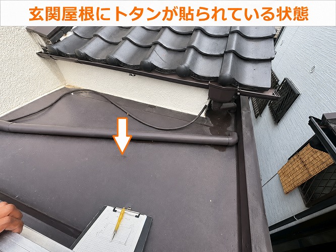 玄関屋根にトタンが貼られている様子