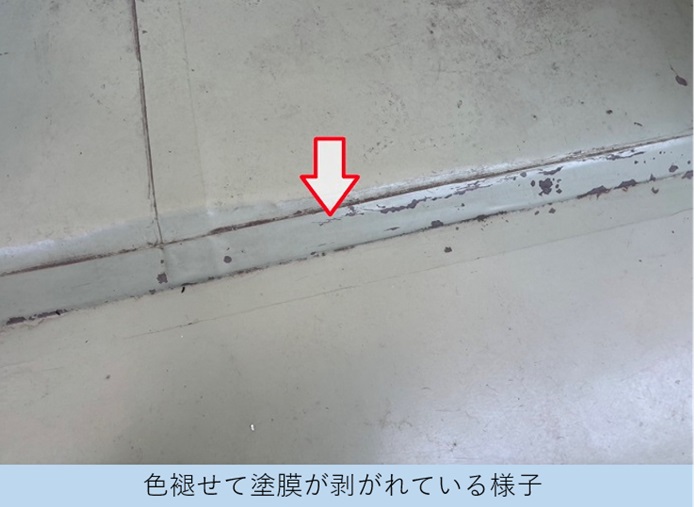 三田市で戸建てのベランダシート防水が剥がれている様子