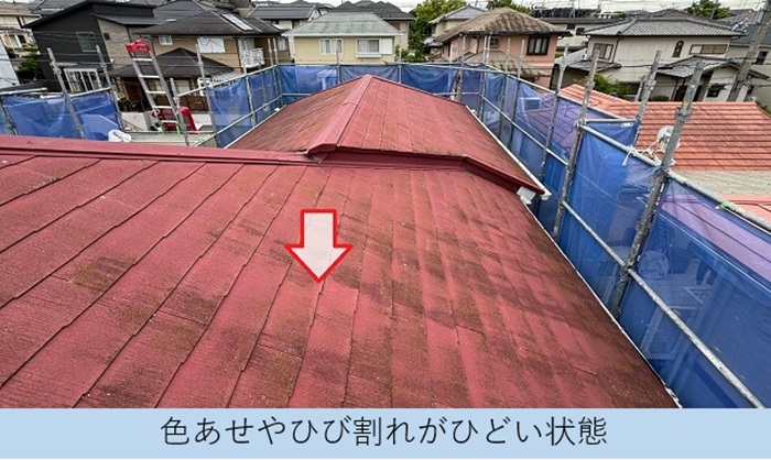 川西市でカラーベスト屋根へカバー工法する現場でひび割れ確認