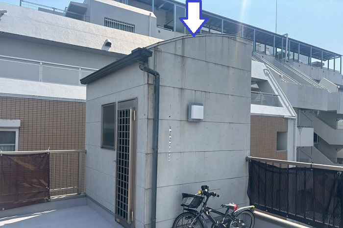 芦屋市で面積10㎡のR型金属屋根を日本ペイントで塗り替える現場の様子