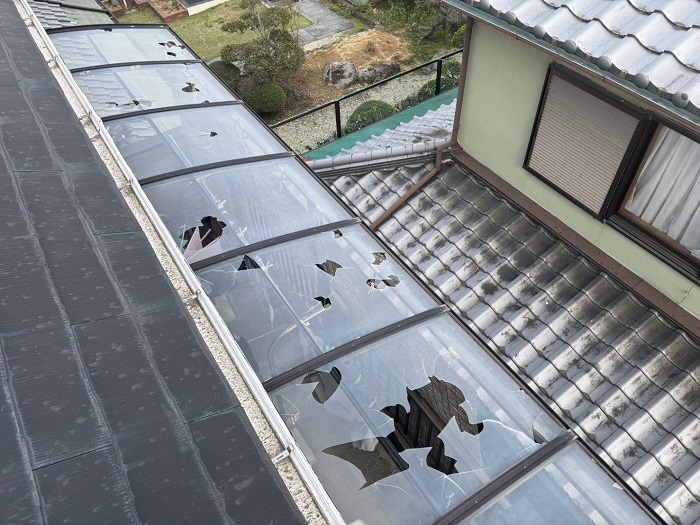 ベランダ屋根のアクリル板を貼りかえる前の様子