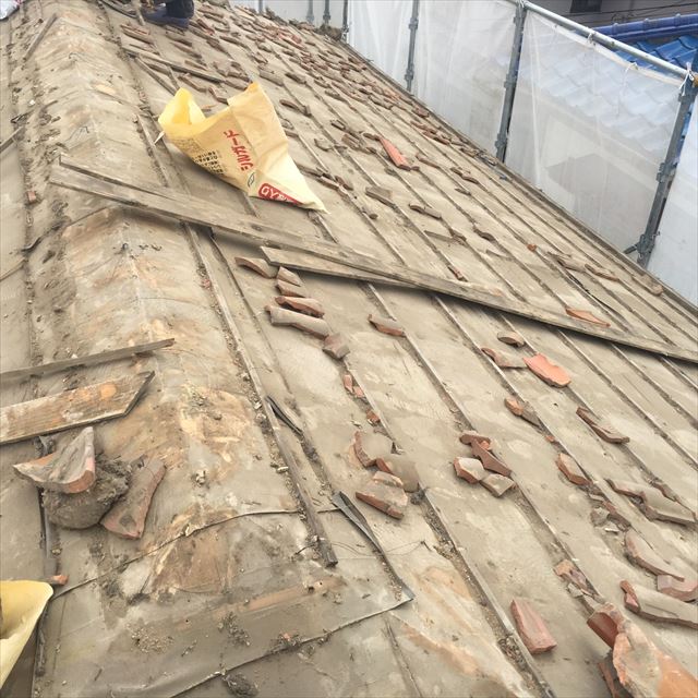 葺き土の重量は一般的な屋根でも１．５ｔにおよぶ屋根の副資材