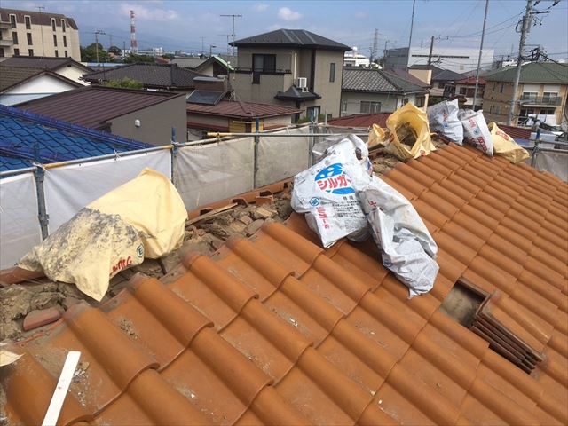 屋根瓦の撤去作業は大棟から行うのが原則。瓦、釘、葺き土、漆喰、瓦桟は分別して処分する