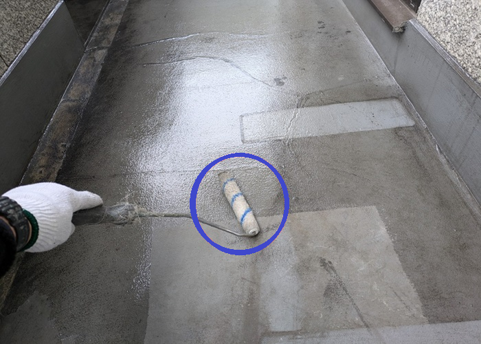 神戸市中央区で集合住宅の一室のバルコニー床にウレタン塗膜防水でプライマー塗布