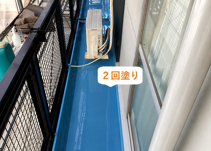 集合住宅のベランダ防水工事で田島製のウレタン塗膜防水を２回塗りしている様子