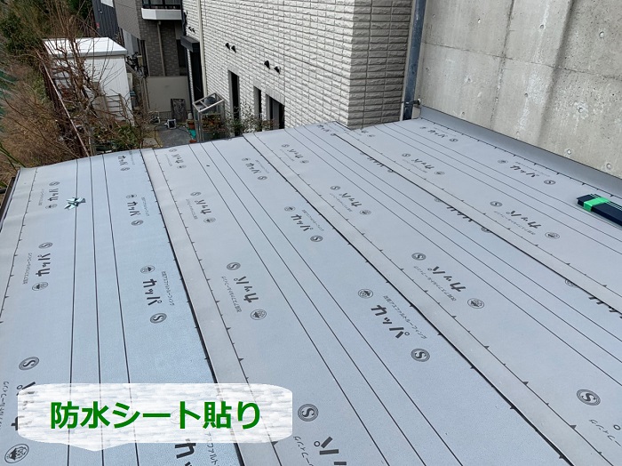 三田市でのトタン屋根リフォームで防水シート貼り
