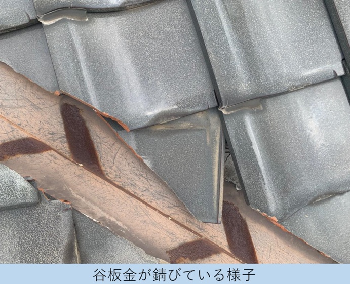 鬼瓦の漆喰が取れている様子