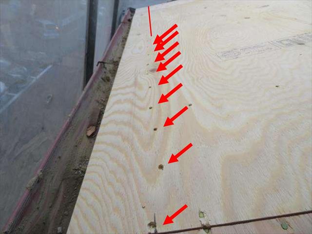 野地板補強用の構造用合板は軒先の広小舞へ向けて桁方向に一列で釘を打っていくと、強風でめくりあげられることがなくなって、風災に遭いにくい屋根工事が出来ます。