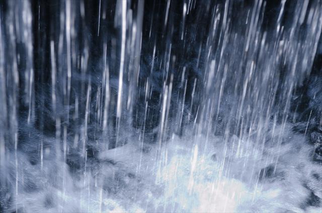 バケツをひっくり返したような雨は雨漏りを認識するほどしみ込むことが多い