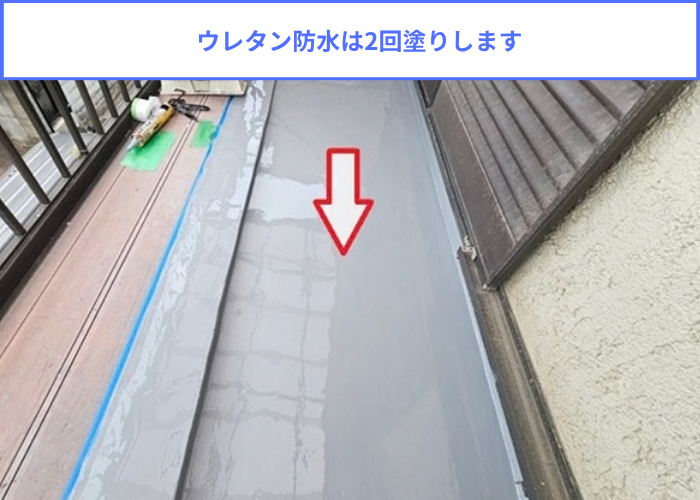 宝塚市　2階バルコニー床へのウレタン防水密着工法でひび割れを解消する現場で中塗り2回