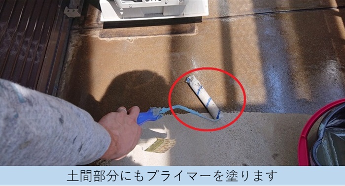 芦屋市でのベランダ防水工事で目地のあるベランダ床にプライマー塗布