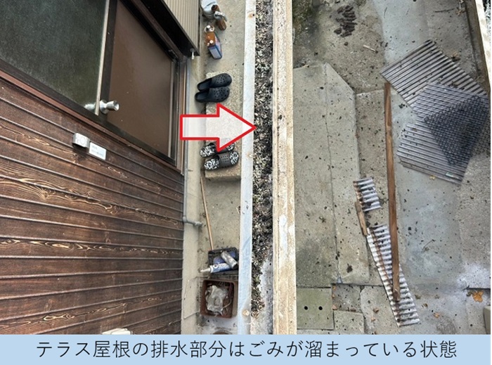 神戸市北区でテラス屋根の波板交換としてFRP製の波板からポリカ波板へ貼り換える現場で排水部分の詰まり