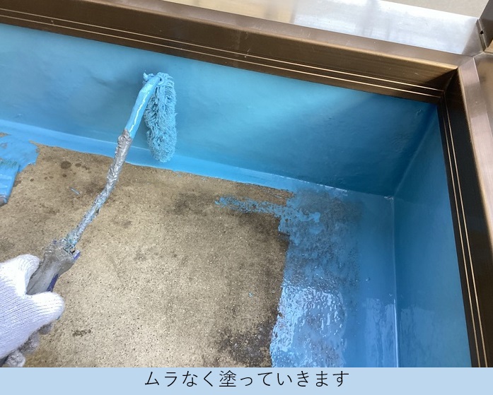 尼崎市でのベランダ防水工事で立ち上がり部分を中塗り