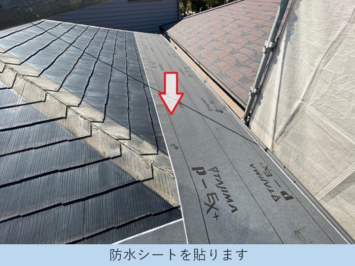 尼崎市で2階建て寄棟のコロニアル屋根へ金属屋根でカバー工事で防水シート貼り